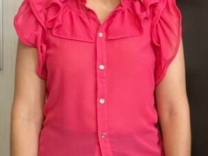 Blusa fucsia con vuelos en las mangas Large corre como médium Precio $4.00