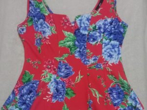 Blusa naranja plisada con estampado floreado
