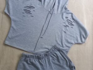 Conjunto gris de sudadera con capucha y manga corta y shorts