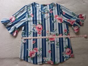 Blusa azul estampada de flores