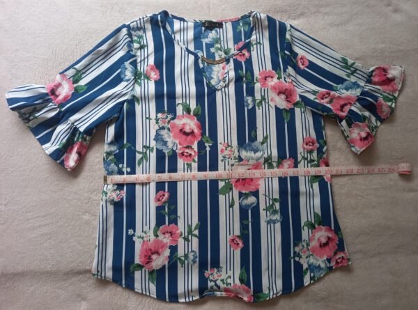 Blusa azul estampada de flores