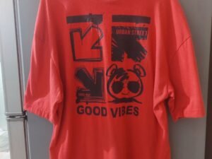 Camiseta roja con estampado