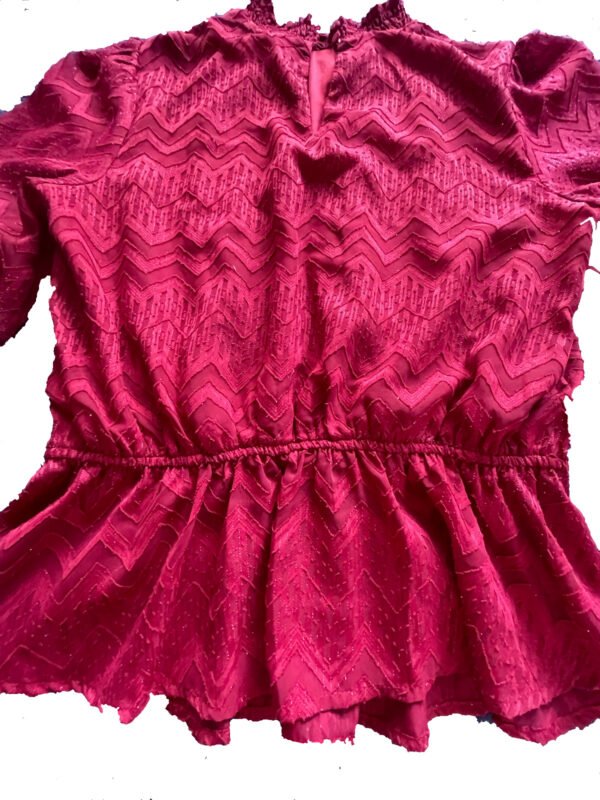 Blusa roja con detalles - Imagen 3