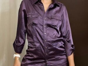 Blusa morada satinada con mangas 3/4 talla small Precio $4.00
