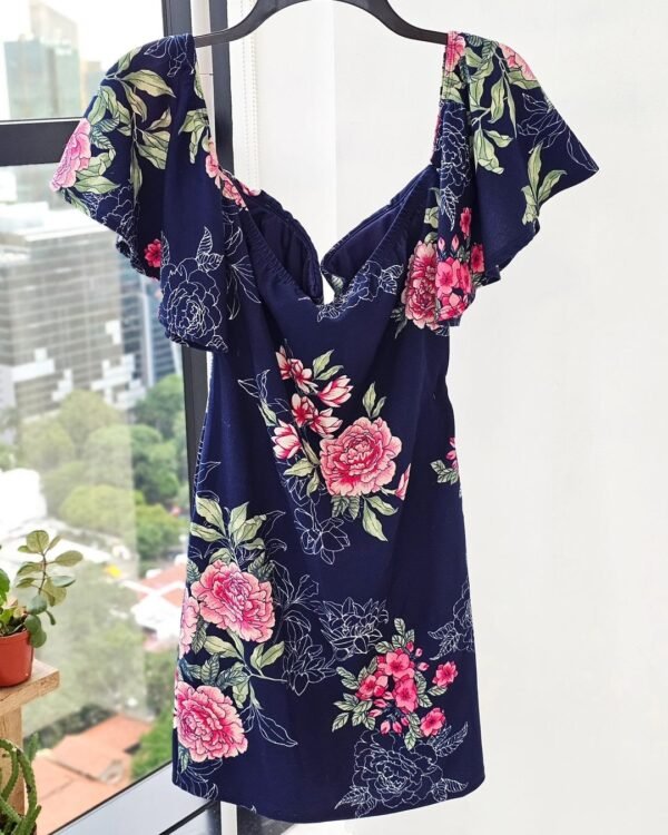 VESTIDO MINI AZUL CON ESTAMPADO FLORAL ROSA Y VERDE - Imagen 2