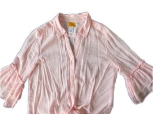 Blusa rosada con mangas acampanadas