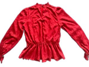 Blusa roja con detalles