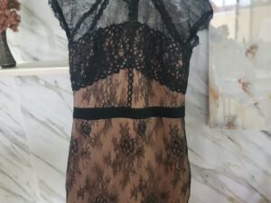 Elegante vestido crema con encaje negro