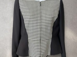 Saco detalles blanco y negro con zipper en el frente talla small