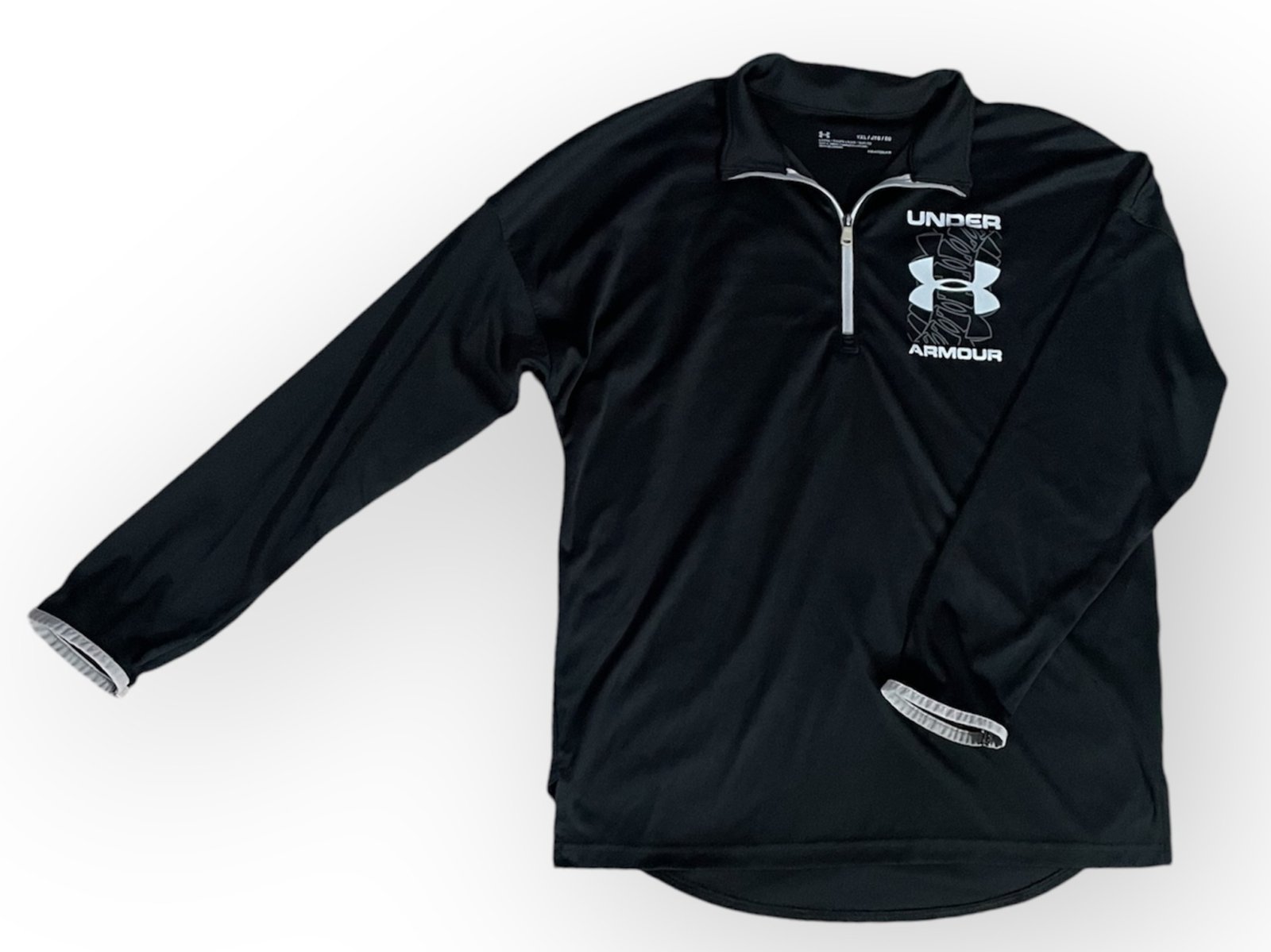 Suéter negro con mangas largas/ Under Armour