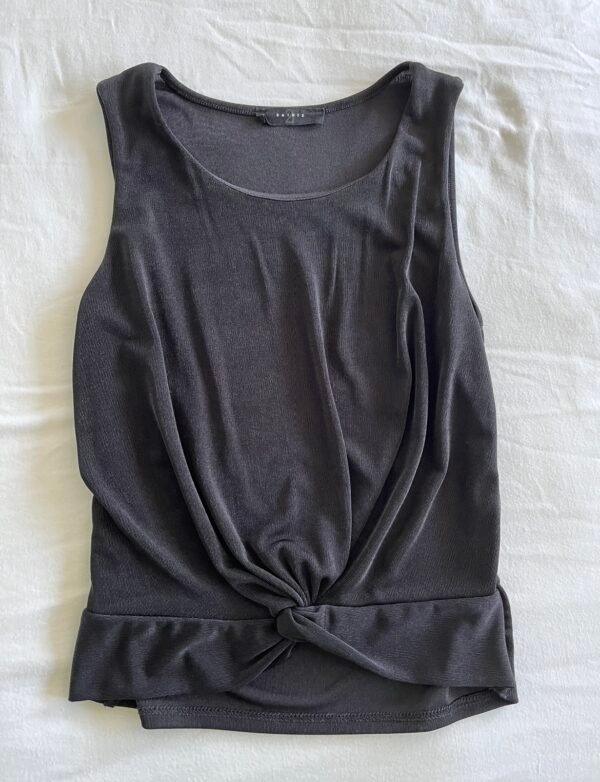 Top negro sin mangas talla M