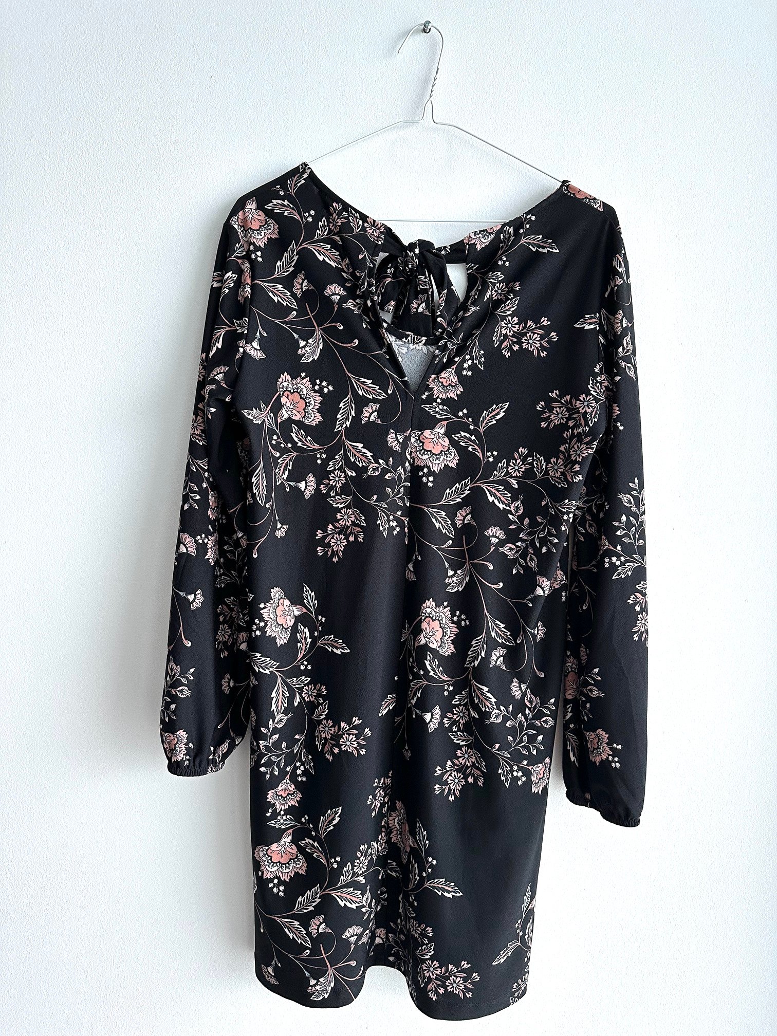 Vestido negro con flores - Imagen 3