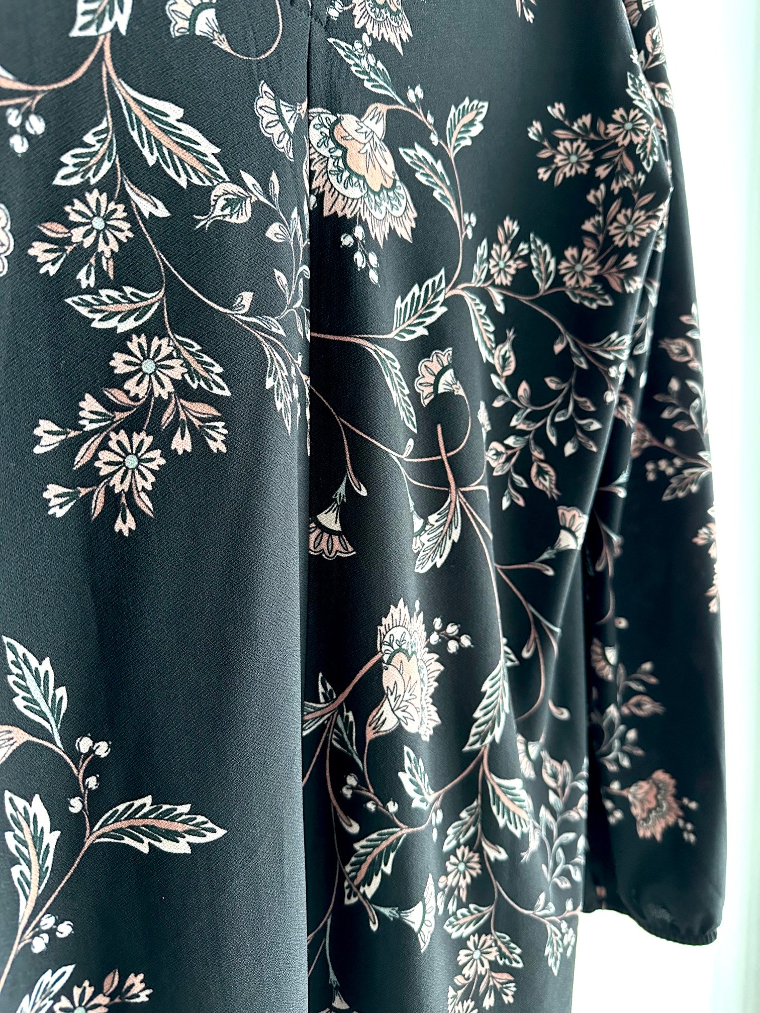 Vestido negro con flores - Imagen 2