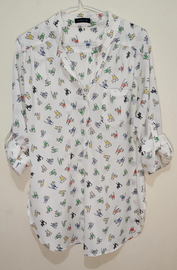 Camisa blanca estampada de gatitos coloridos - Imagen 5