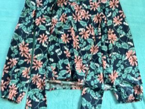 Camisa de seda de flores anudada