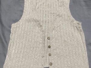 Top Beige con botones de Stradivarius