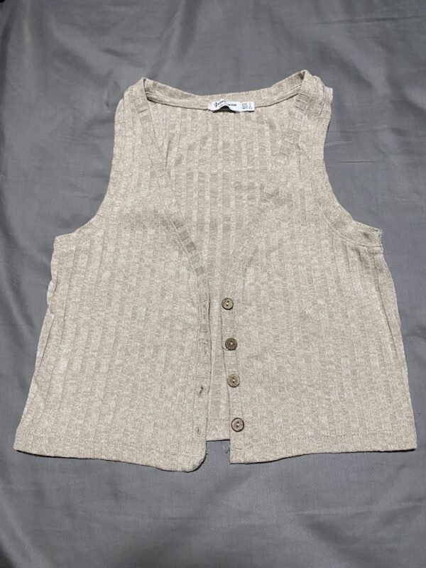 Top Beige con botones de Stradivarius