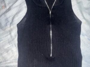 Crop top negro con zipper
