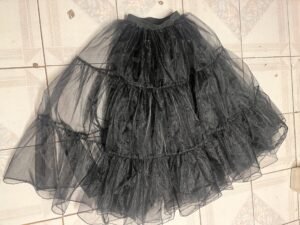 Falda negra grande