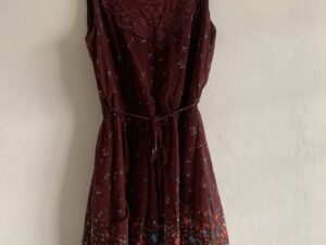 Vestido rojo vino