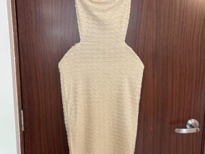 Vestido playero con escote en la espalda