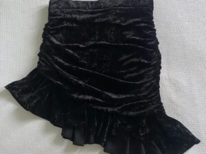 Mini falda asimétrica de terciopelo