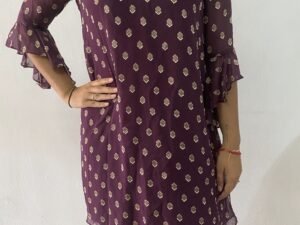 Vestido morado con detalles en crema