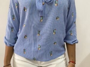 Blusa celeste con detalles de cactus