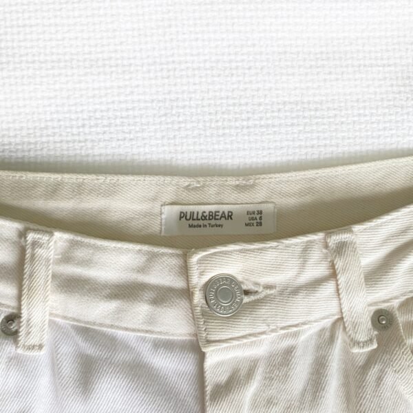 Beige denim shorts de Pull & Bear - Imagen 4