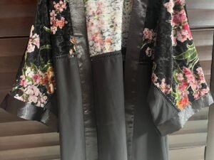 Kimono negro con flores
