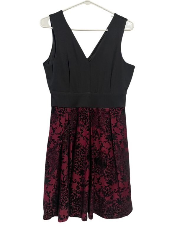 Vestido coctel negro y vino