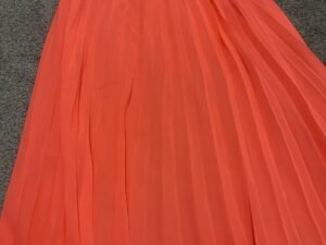 Falda plisada color salmón talla S