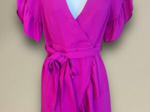 Vestido Magenta talla small con cinturón para amarrar en la cintura.