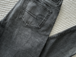 Jean American Eagle en color gris.
