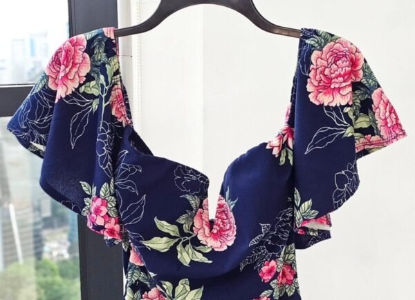VESTIDO MINI AZUL CON ESTAMPADO FLORAL ROSA Y VERDE - Imagen 3