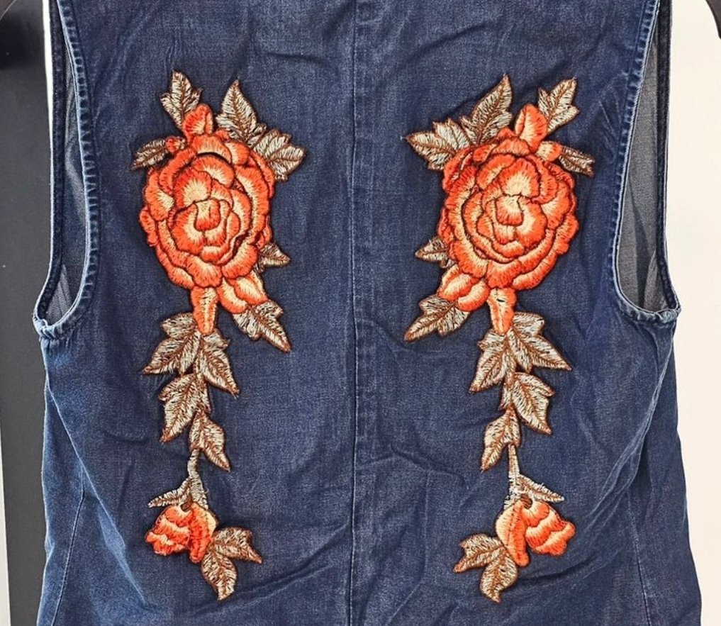 PARCHES DE FLORES COLOR NARANJA CHALECO TELA DENIM AZUL SUAVE, SIN MANGAS - Imagen 3