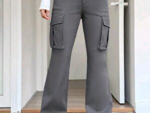 Pantalón gris cargo, con bolsillo a los lados
