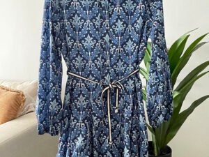 Vestido estampado en color azul.