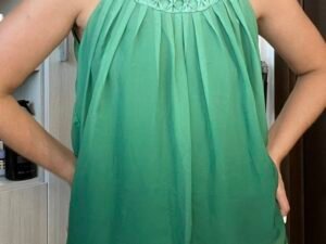 Top verde del diseñador bob mackie talla small Precio $8.00