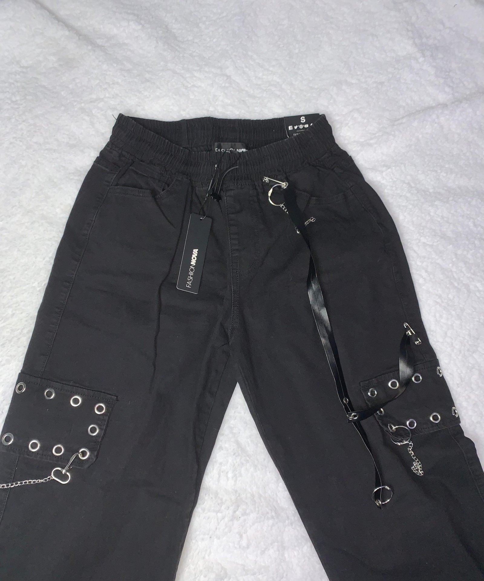 Pantalón cargo negro (Fashion Nova) - Imagen 3