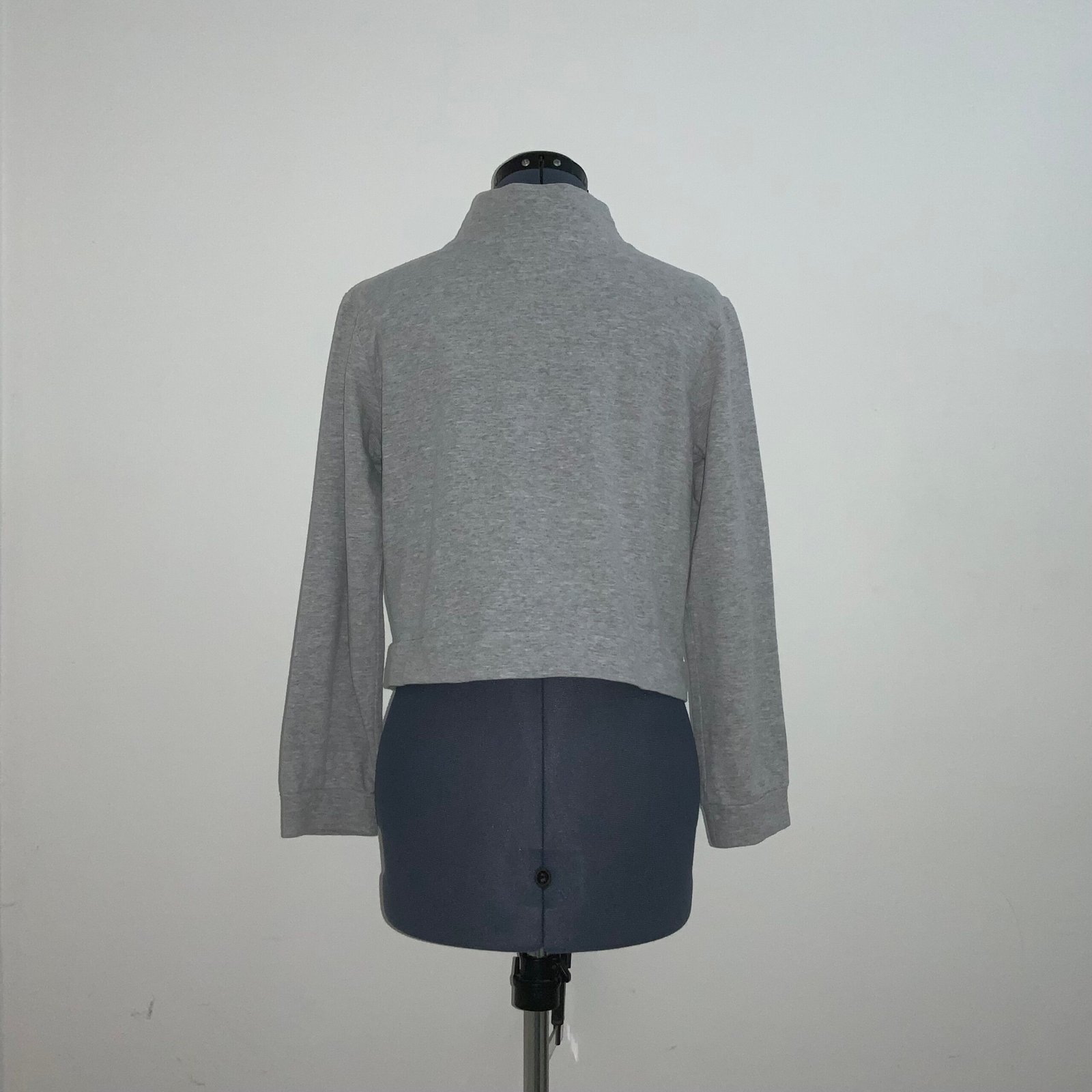 Sudadera crop top con franja - Imagen 2