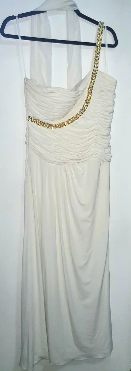 Vestido largo one shoulder con detalle dorado en el frente y la tira