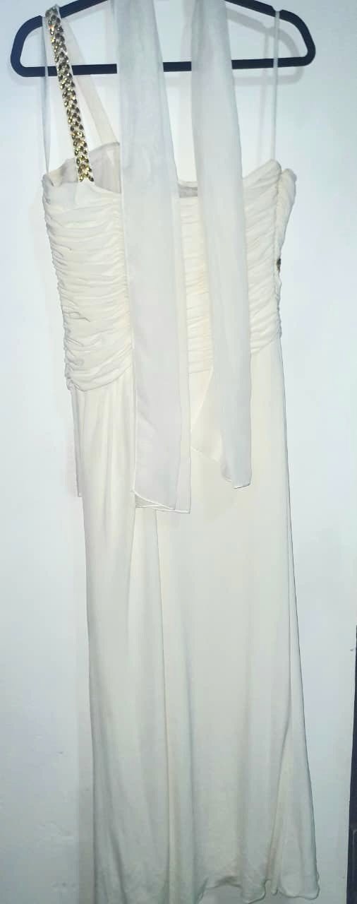 Vestido largo one shoulder con detalle dorado en el frente y la tira - Imagen 2