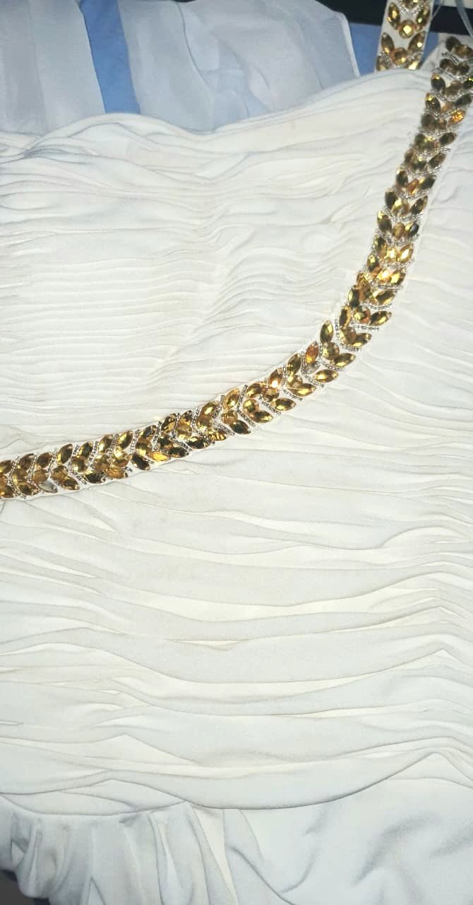 Vestido largo one shoulder con detalle dorado en el frente y la tira - Imagen 4