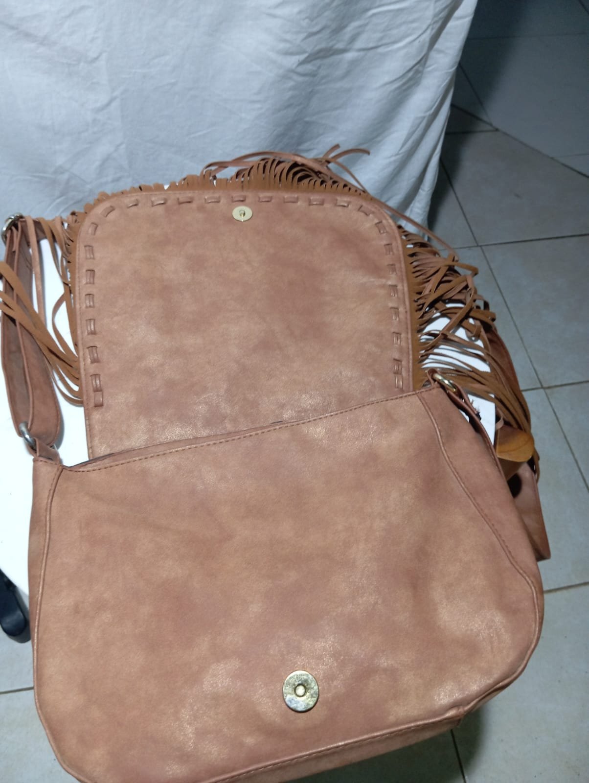 Bolso bandolera marrón con flecos estilo boho - Imagen 4
