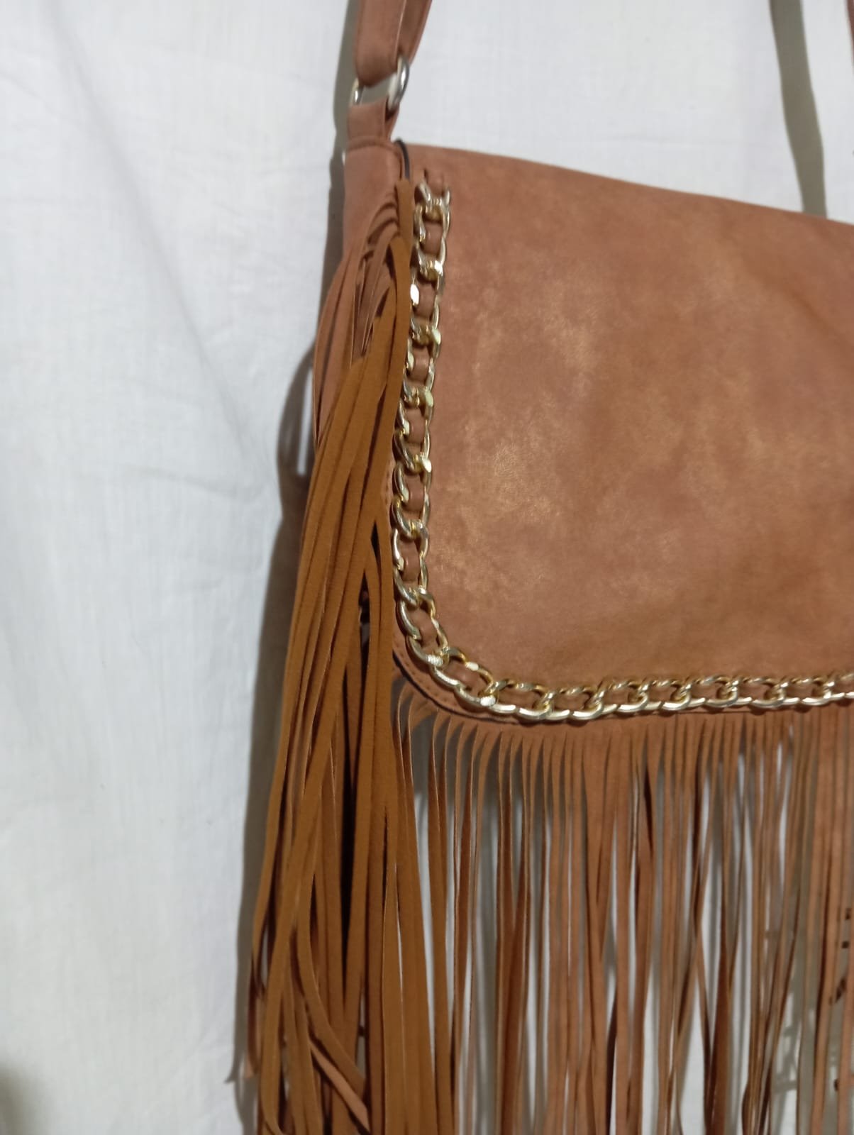 Bolso bandolera marrón con flecos estilo boho - Imagen 2