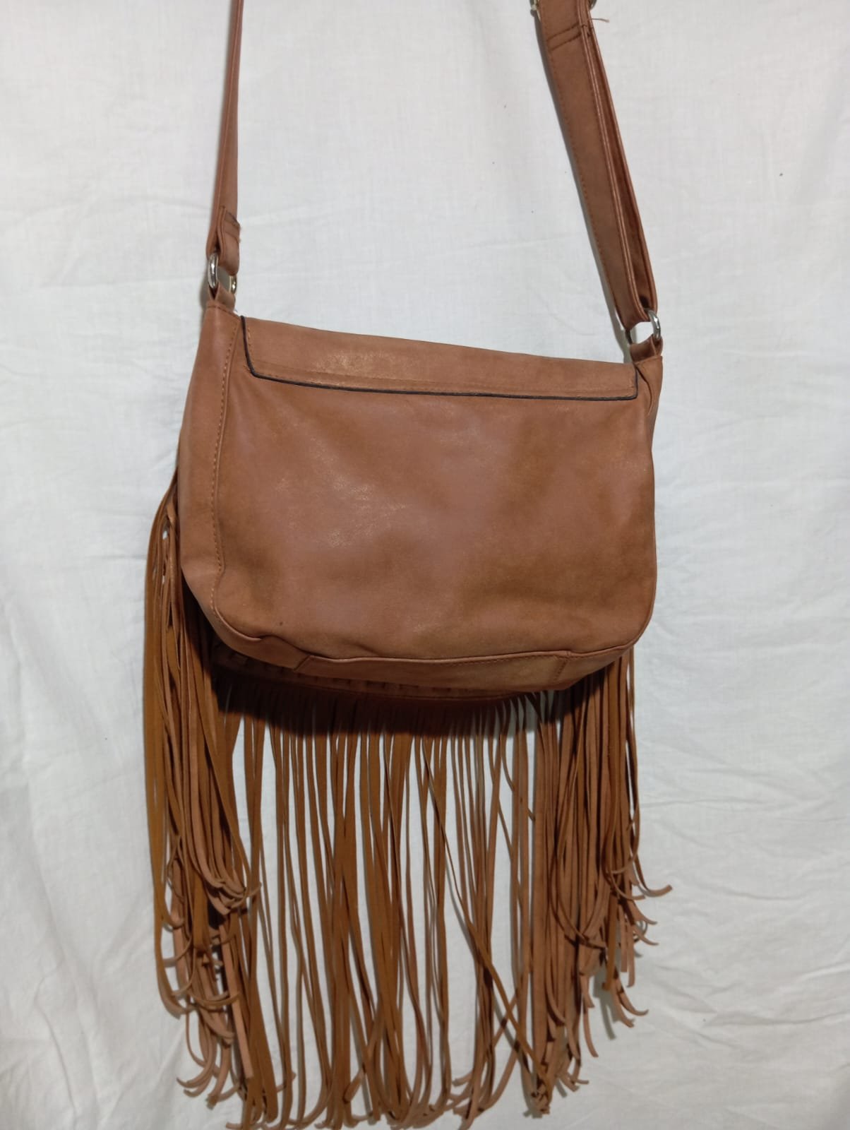 Bolso bandolera marrón con flecos estilo boho - Imagen 3
